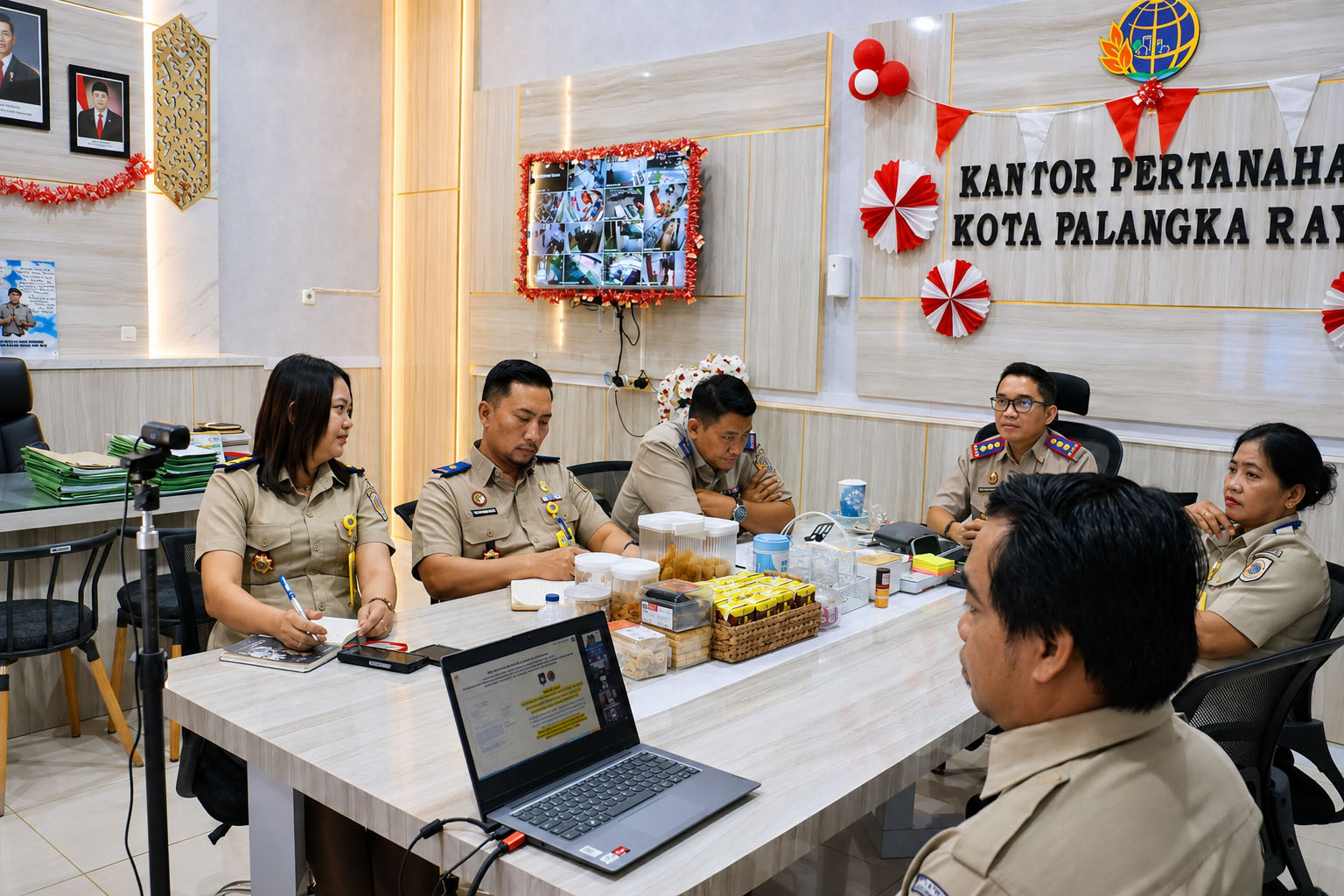 Kepala Kantor Pertanahan Kota Palangka Raya Ferdinan Adinoto bersama jajaran mengikuti rapat koordinasi pengendalian inflasi daring, Senin 10 Agustus 2026.