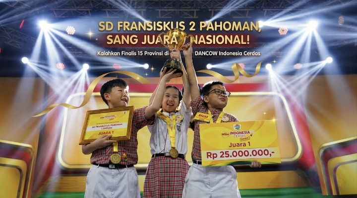 Kalahkan Finalis 15 Provinsi, Pelajar SD Fransiskus 2 Pahoman Rajai Panggung DANCOW Cerdas Season 2
