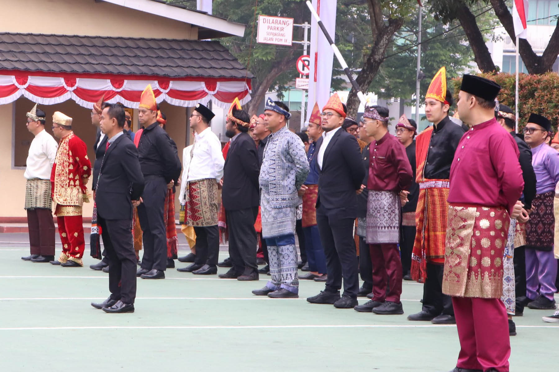 Upacara HUT Kemerdekaan RI momentum memperkuat dedikasi melayani masyarakat konsisten.