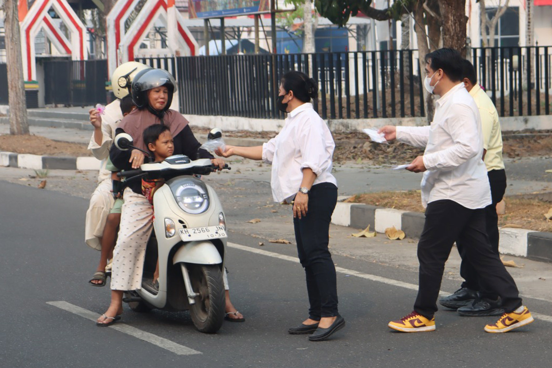 Kantor Pertanahan Palangka Raya Bagikan Masker Gratis