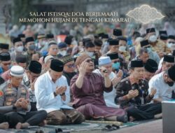 Lawan Kemarau Panjang dan Amuk Krakatau, Ratusan Warga Lampung Salat Istisqa di Lapangan Korpri