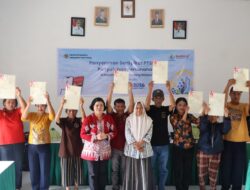 Kantah Tana Toraja Serahkan 66 Sertifikat Elektronik PTSL